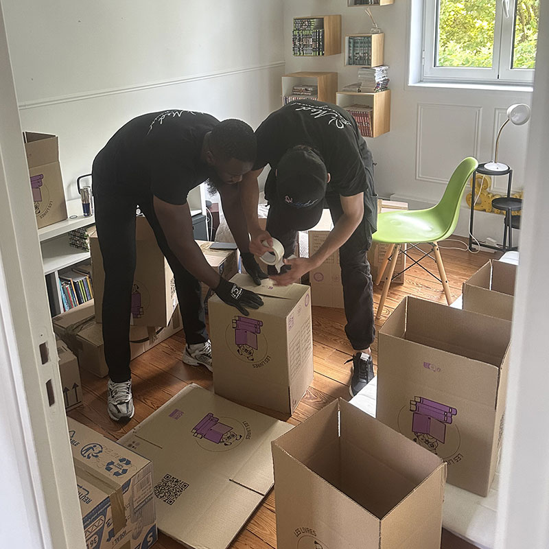 Des déménageurs Med Déménagement emballent des cartons