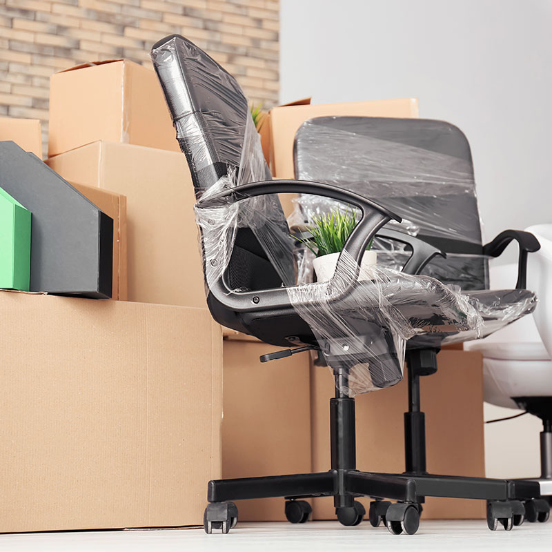 Déménagement entreprise 03 Des cartons et un siège de bureau emballé