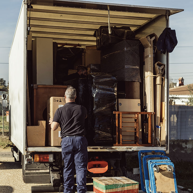 Un déménageur charge un camion