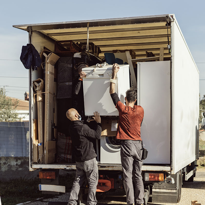 Des déménageurs chargent un camion