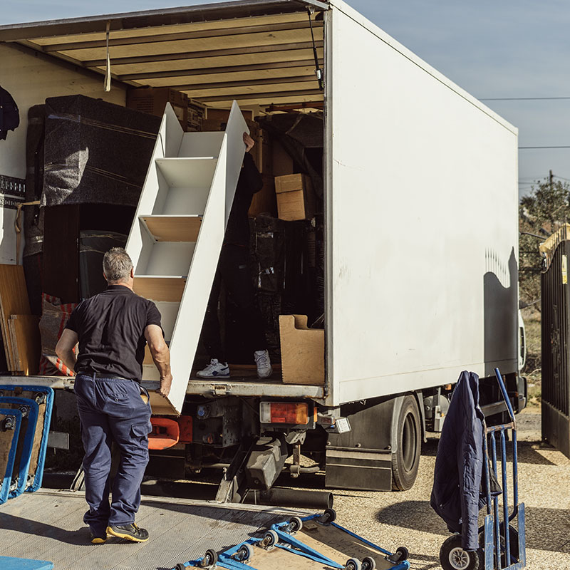 Un déménageur charge un camion