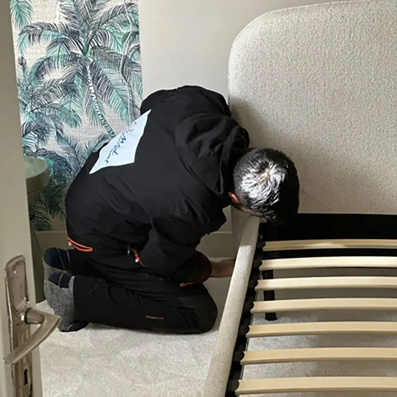 Un d&eacute;m&eacute;nageur d&eacute;monte un lit
