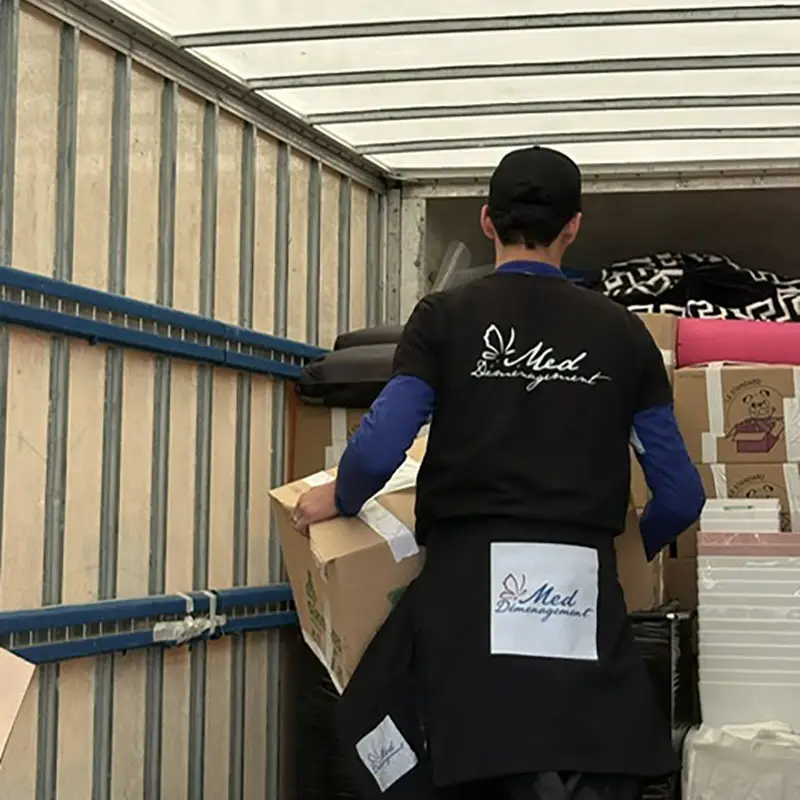 Un d&eacute;m&eacute;nageur charge un camion