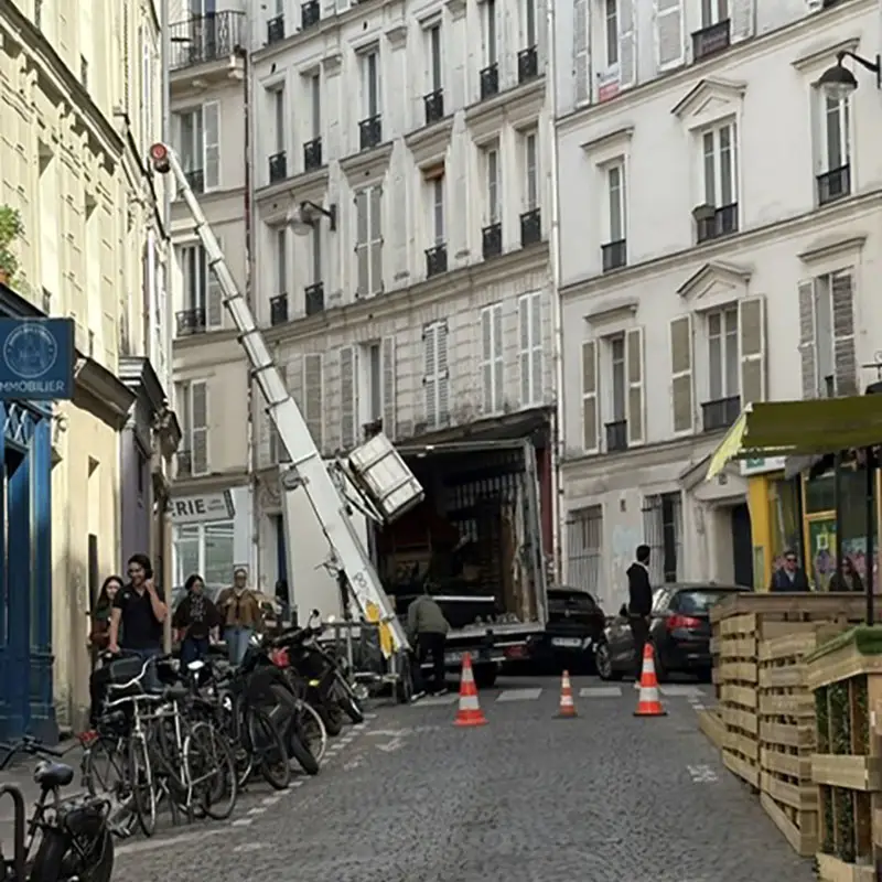 Un monte-meubles dans une rue de Paris