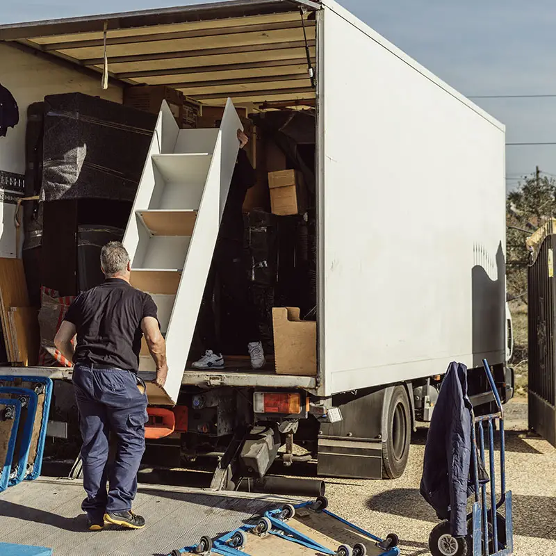 Un d&eacute;m&eacute;nageur charge un camion