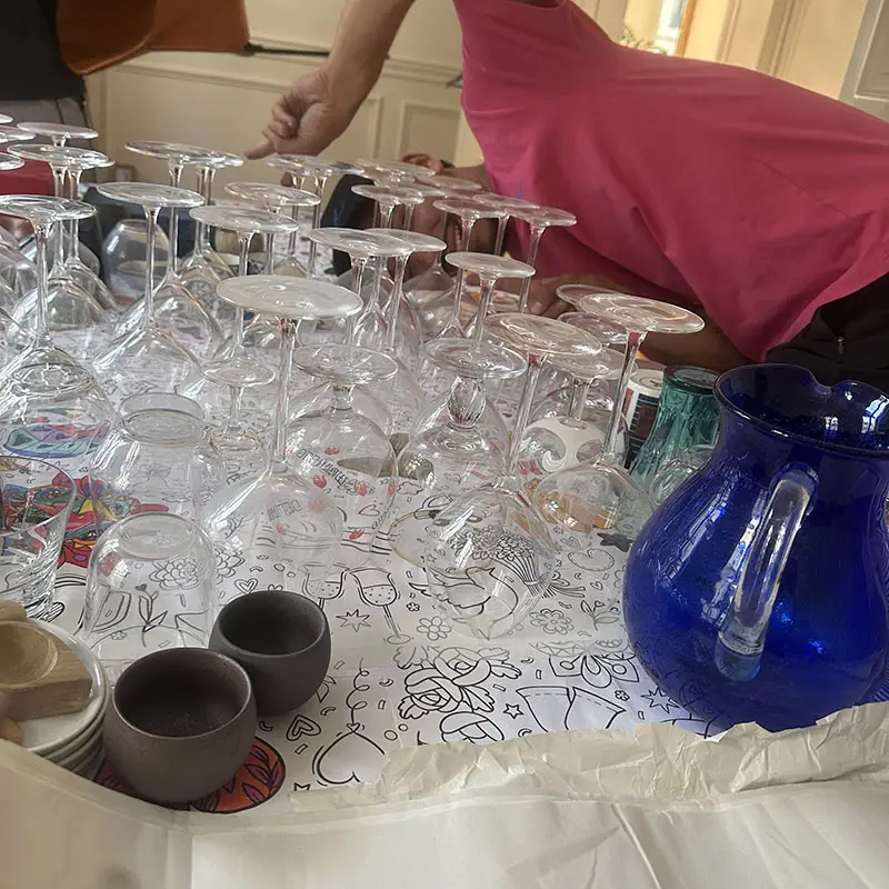 Un d&eacute;m&eacute;nageur emballe des verres