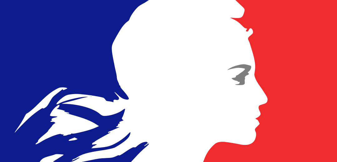 demenagement Une femme avec un drapeau français en arrière-plan propose des conseils de déménagement sélectionnés par la 
